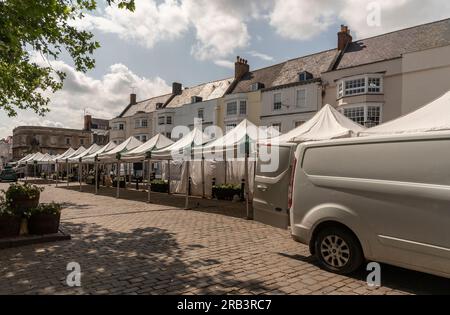 Wells, Somerset, England, Großbritannien. 21. Juni 2023 Wells Stadtzentrum, Marktstände leer und werden bald bei Geschäftsschluss entfernt. Stockfoto