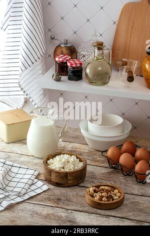 Küchentisch mit Zutaten für Hüttenkäse-Pfannkuchen Stockfoto