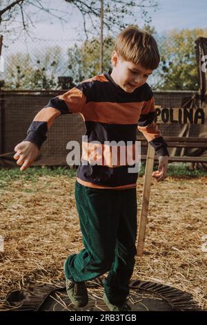 Lächelnder Junge auf Kürbisfarm, Aktivität Stockfoto