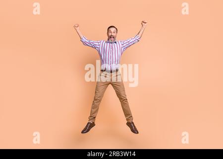 Großes Foto von optimistisch erstaunten Person Tragen Sie ein stilvolles Hemd, die Fäuste hoch schreien Ja Win-Wette isoliert auf pastellfarbenen Hintergrund Stockfoto