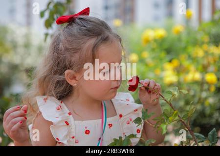 29. Juni 2023: Mersin, Turkiye. 26. Juni 2023 Kinder besuchen das Liparis-Viertel der Stadt Mersin während des muslimischen Festivals von Eid Al-Adha. Mersin ist eine Hafenstadt an der Mittelmeerküste der Südtürkei (Bild: © Zakariya Yahya/IMAGESLIVE via ZUMA Press Wire), NUR REDAKTIONELLE VERWENDUNG! Nicht für den kommerziellen GEBRAUCH! Stockfoto