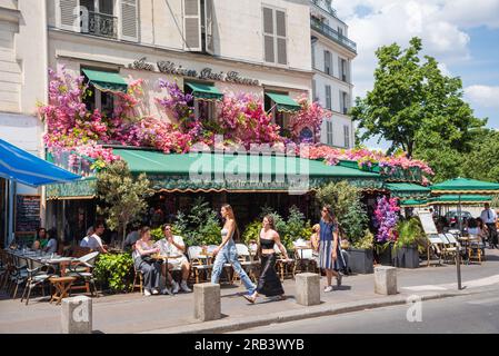 Paris, Frankreich - 10. Juni 2023: Pariser und Touristen genießen Speisen und Getränke in den Cafés und Restaurantterrassen im Viertel Les Halles. Stockfoto