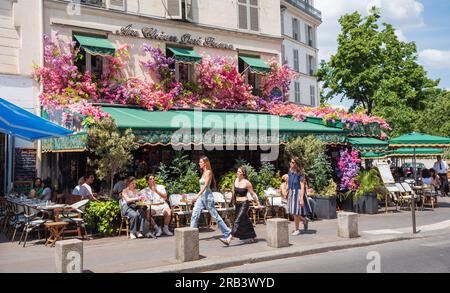 Paris, Frankreich - 10. Juni 2023: Pariser und Touristen genießen Speisen und Getränke in den Cafés und Restaurantterrassen im Viertel Les Halles. Stockfoto