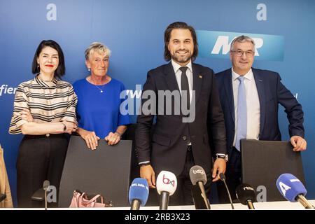 Brüssel, Belgien. 07. Juli 2023. Föderation Wallonien - Brüsseler Minister Valerie Glatigny, Francoise Bertiaux, ehemals WALLONISCHER Stellvertreter von Georges-Louis Bouchez und Wallonien - Brüsseler Ministerpräsident Pierre-Yves Jeholet vertritt während einer Pressekonferenz der französischsprachigen liberalen Partei HERRN to annonce der neuen Föderation Wallonien - Brüsseler Minister für Hochschulbildung, Soziale Förderung Bildung, Wissenschaftliche Forschung, Universitätskliniken, Jugendbetreuer, Werbung für Brüssel, Jugend und Sport, Freitag, 07. Juli 2023, im SITZ DER HERREN IN Brüssel. Ein Nachfolger ist p Stockfoto