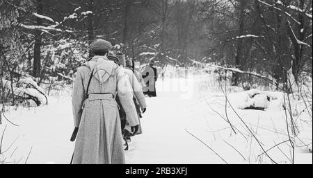 Männer, Die Als Soldaten Der Weißen Garde Der Kaiserlichen Russischen Armee Verkleidet Sind Stockfoto