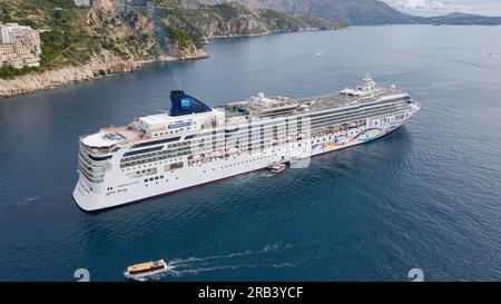 Luftaufnahme des Kreuzfahrtschiffs Norwegian Star, das in der Nähe der Insel Lokrum, Dubrovnik, Kroatien, Norwegian Cruise Line / NCL vor Anker liegt Stockfoto