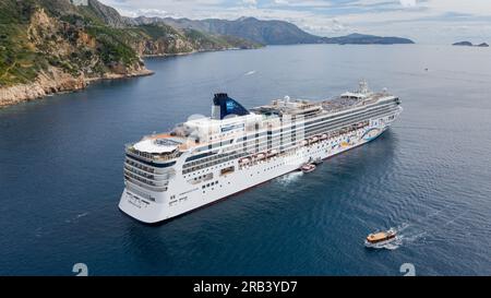 Luftaufnahme des Kreuzfahrtschiffs Norwegian Star, das in der Nähe der Insel Lokrum, Dubrovnik, Kroatien, Norwegian Cruise Line / NCL vor Anker liegt Stockfoto