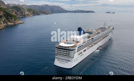 Luftaufnahme des Kreuzfahrtschiffs Norwegian Star, das in der Nähe der Insel Lokrum, Dubrovnik, Kroatien, Norwegian Cruise Line / NCL vor Anker liegt Stockfoto