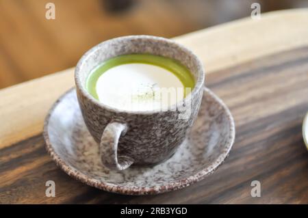 Grüner Tee oder grüner Matttee, grüner Milchtee oder Matta Latte oder heißer grüner Tee Stockfoto