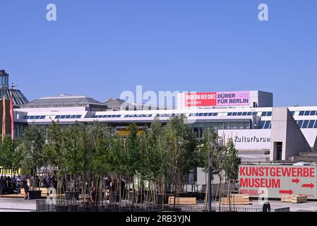 Berlin, Deutschland. 07. Juli 2023. Zu Beginn der Kampagne "Baumschule Kulturforum" stehen junge Laubbäume in Pflanztöpfen auf der Piazzetta des Kulturforums nebeneinander. Zwischen der New National Gallery, St. Matthew's Church, die Kunstbibliothek, das Museum der Drucke und Zeichnungen, die Picture Gallery, das Museum der dekorativen Künste, die Berliner Philharmonie und das Museum der Musikinstrumente, die frei zugängliche künstlerische und gartenbauliche Einrichtung Baumschule Kulturforum soll im Sommer 2023 geschaffen werden. Kredit: Soeren Stache/dpa/Alamy Live News Stockfoto