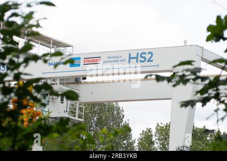 Ruislip, Großbritannien. 6. Juli 2023. Einer der 45-Tonnen-Kräne, mit denen die Tunnelsegmente für die HS2 unterirdischen Hochgeschwindigkeitsbahntunnel angehoben wurden. Kredit: Maureen McLean/Alamy Live News Stockfoto