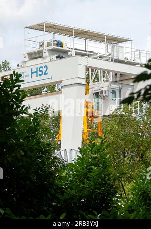 Ruislip, Großbritannien. 6. Juli 2023. Einer der 45-Tonnen-Kräne, mit denen die Tunnelsegmente für die HS2 unterirdischen Hochgeschwindigkeitsbahntunnel angehoben wurden. Kredit: Maureen McLean/Alamy Live News Stockfoto