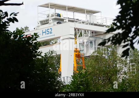 Ruislip, Großbritannien. 6. Juli 2023. Einer der 45-Tonnen-Kräne, mit denen die Tunnelsegmente für die HS2 unterirdischen Hochgeschwindigkeitsbahntunnel angehoben wurden. Kredit: Maureen McLean/Alamy Live News Stockfoto