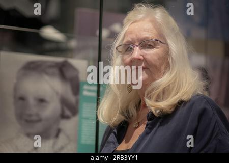 Aneira Thomas, das erste Baby, das am 5. Juli 1948 um eine Minute nach Mitternacht im Glanamman Krankenhaus in Westwales geboren wurde. Sehen Sie hier mit einem Bild ihres jüngeren selbst während der Eröffnung der Imperial war Museums (IWM) der neu erweiterten Galerie aus dem Zweiten Weltkrieg. Stockfoto