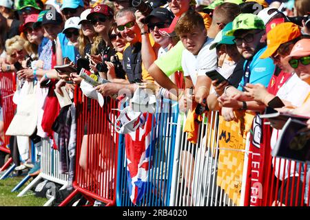 Silverstone, Großbritannien. 07. Juli 2023. Atmosphäre des Stromkreises – Lüfter. Formel-1-Weltmeisterschaft, Rd 11, Britischer Grand Prix, Freitag, 7. Juli 2023. Silverstone, England. Kredit: James Moy/Alamy Live News Stockfoto