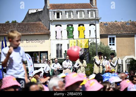 Mont De Marsan, Frankreich. 07. Juli 2023. Abbildung zeigt Zuschauer zu Beginn der 7. Etappe des Radrennen Tour de France, einem 169 km langen 9 km langen Rennen von Mont-de-Marsan nach Bordeaux, Frankreich, Freitag, 07. Juli 2023. Die diesjährige Tour de France findet vom 01. Bis 23. Juli 2023 statt. BELGA FOTO JASPER JACOBS Kredit: Belga News Agency/Alamy Live News Stockfoto