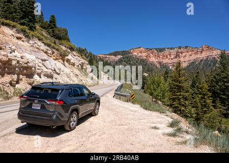 Touristen in einem Toyota RAV4 SUV auf dem Highway 14 Utah auf dem Weg nach Cedar brechen das Nationaldenkmal Stockfoto