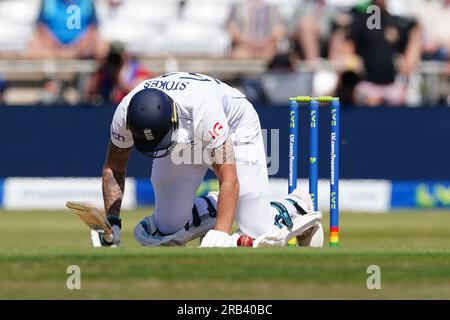 Ben Stokes aus England wurde auf dem Boden gesehen, nachdem er am zweiten Tag des dritten Ashes-Testspiels in Headingley, Leeds, mit dem Ball geschlagen wurde. Bilddatum: Freitag, 7. Juli 2023. Stockfoto