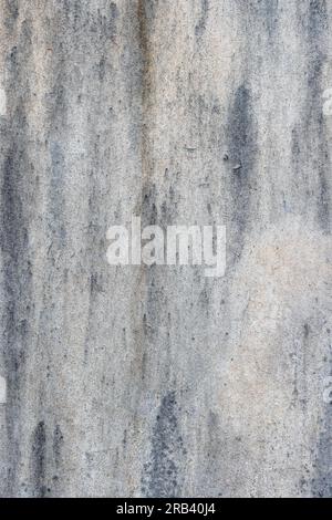 Oberflächenhintergrund mit unscharfen dunklen Flecken und verwitterter Textur. Vertikales Bild. Speicherplatz kopieren. Stockfoto