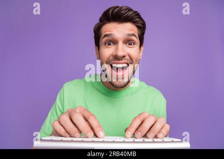 Großaufnahme eines jungen Geek-süchtigen Werbetexters Webcam-Nerd-Programmierer überraschte, wie KI Junior bei der Isolation auf violettem Hintergrund helfen konnte Stockfoto