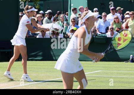 London, Großbritannien. 07. Juli 2023. Belgische Elise Mertens und australische Storm Sanders, die während eines Tennisspiels zwischen dem belgisch-australischen Paar Mertens-Sanders und dem ukrainisch-polnischen Paar Kichenok-Rosolska in Runde 1 der Frauendoppelspiele beim Grand Slam Tennis Turnier in Wimbledon 2023 im All England Tennis Club im Südwesten Londons, Großbritannien, am Freitag, den 07. Juli 2023. BELGA FOTO BENOIT DOPPAGNE Kredit: Belga News Agency/Alamy Live News Stockfoto