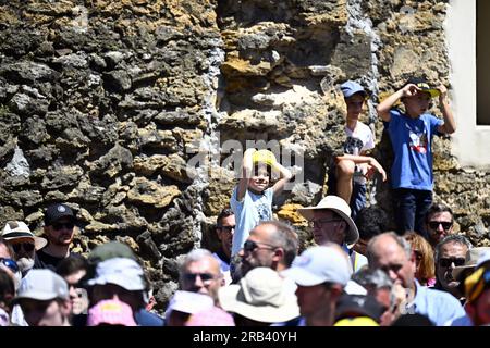 Mont De Marsan, Frankreich. 07. Juli 2023. Abbildung zeigt Zuschauer zu Beginn der 7. Etappe des Radrennen Tour de France, einem 169 km langen 9 km langen Rennen von Mont-de-Marsan nach Bordeaux, Frankreich, Freitag, 07. Juli 2023. Die diesjährige Tour de France findet vom 01. Bis 23. Juli 2023 statt. BELGA FOTO JASPER JACOBS Kredit: Belga News Agency/Alamy Live News Stockfoto