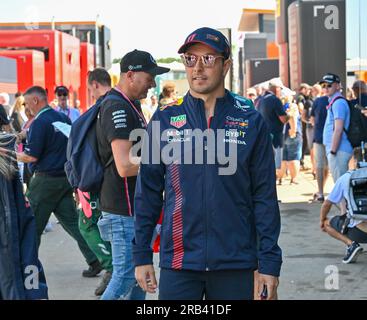 Towcester, Großbritannien. 07. Juli 2023. Silverstone, Towcester, Northamptonshire, Großbritannien, am 07 2023. Juli. Sergio Perez kommt am Übungstag während des Formel 1 Aramco British Grand Prix in Silverstone, Towcester, Northamptonshire, Großbritannien, am 07 2023. Juli in die Paddock. Kredit: Francis Knight/Alamy Live News Stockfoto