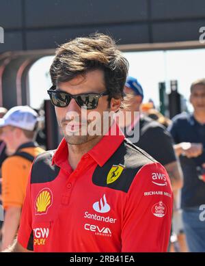 Towcester, Großbritannien. 07. Juli 2023. Silverstone, Towcester, Northamptonshire, Großbritannien, am 07 2023. Juli. Carlos Sainz kommt am Übungstag während des Formel 1 Aramco Grand Prix in Silverstone, Towcester, Northamptonshire, Großbritannien, am 07 2023. Juli in die Paddock. Kredit: Francis Knight/Alamy Live News Stockfoto