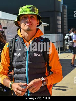 Towcester, Großbritannien. 07. Juli 2023. Silverstone, Towcester, Northamptonshire, Großbritannien, am 07 2023. Juli. Lando Norris kommt am Übungstag während des Formel 1 Aramco Grand Prix in Silverstone, Towcester, Northamptonshire, Großbritannien, am 07 2023. Juli in die Paddock. Kredit: Francis Knight/Alamy Live News Stockfoto