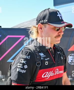 Towcester, Großbritannien. 07. Juli 2023. Silverstone, Towcester, Northamptonshire, Großbritannien, am 07 2023. Juli. Valtteri Bottas kommt am Übungstag während des Formel 1 Aramco British Grand Prix in Silverstone, Towcester, Northamptonshire, Großbritannien, am 07 2023. Juli in Paddock an. Kredit: Francis Knight/Alamy Live News Stockfoto