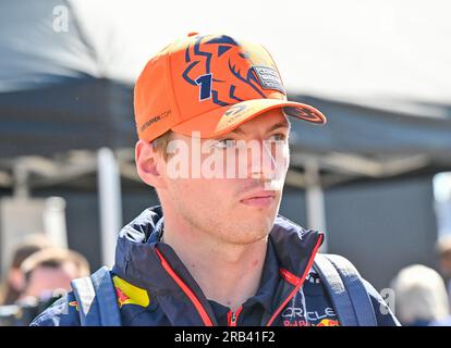 Towcester, Großbritannien. 07. Juli 2023. Silverstone, Towcester, Northamptonshire, Großbritannien, am 07 2023. Juli. Max Verstappen kommt am Übungstag während des Formel 1 Aramco British Grand Prix in Silverstone, Towcester, Northamptonshire, Großbritannien, am 07 2023. Juli im Paddock an. Kredit: Francis Knight/Alamy Live News Stockfoto