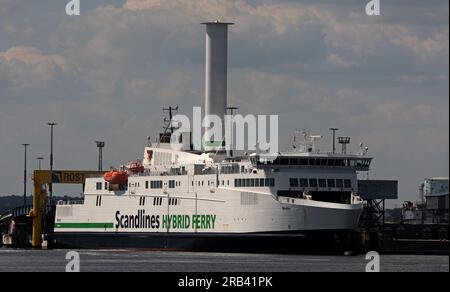 Rostock, Deutschland. 07. Juli 2023. Die Scandlines-Fähre „Berlin“ liegt im Überseehafen von Rostock vor Anker. Auf einer Presseveranstaltung am 07.07.2023 präsentiert Rostock Port die Halbjahresergebnisse. In den ersten sechs Monaten dieses Jahres passierten 15,8 Millionen Tonnen Güter den Kai im Überseehafen von Rostock. Dies ist ein Anstieg von zehn Prozent im Vergleich zum Vorjahr. Die Zahl der beförderten Fährpassagiere stieg um fünf Prozent auf eine Million. Kredit: Bernd Wüstneck/dpa/Alamy Live News Stockfoto