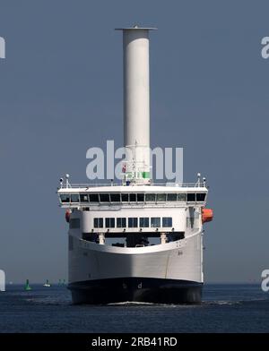 Rostock, Deutschland. 07. Juli 2023. Die Scandlines-Fähre „Berlin“ fährt in den Überseehafen von Rostock ein. Auf einer Presseveranstaltung am 07.07.2023 in Rostock Port werden die Halbjahresergebnisse vorgestellt. In den ersten sechs Monaten dieses Jahres sind 15,8 Millionen Tonnen Güter und Waren über den Kai im Überseehafen von Rostock geflogen. Dies ist ein Anstieg von zehn Prozent im Vergleich zum Vorjahr. Die Zahl der beförderten Fährpassagiere stieg um fünf Prozent auf eine Million. Kredit: Bernd Wüstneck/dpa/Alamy Live News Stockfoto