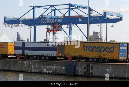 Rostock, Deutschland. 07. Juli 2023. Eine Kranbrücke im Übersee-Hafen von Rostock. Rostock Port wird seine Halbjahresergebnisse auf einer Pressekonferenz am 07.07.2023 vorstellen. In den ersten sechs Monaten dieses Jahres sind 15,8 Millionen Tonnen Güter und Waren über den Kai im Überseehafen von Rostock geflogen. Dies ist ein Anstieg von zehn Prozent im Vergleich zum Vorjahr. Die Zahl der beförderten Fährpassagiere stieg um fünf Prozent auf eine Million. Kredit: Bernd Wüstneck/dpa/Alamy Live News Stockfoto