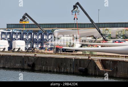 Rostock, Deutschland. 07. Juli 2023. Teile für Windturbinen werden im Überseehafen Rostock gehandhabt. Rostock Port wird seine Halbjahresergebnisse auf einer Pressekonferenz am 07.07.2023 vorstellen. In den ersten sechs Monaten dieses Jahres passierten 15,8 Millionen Tonnen Güter am Kai im Überseehafen von Rostock. Dies ist ein Anstieg von zehn Prozent im Vergleich zum Vorjahr. Die Zahl der beförderten Fährpassagiere stieg um fünf Prozent auf eine Million. Kredit: Bernd Wüstneck/dpa/Alamy Live News Stockfoto