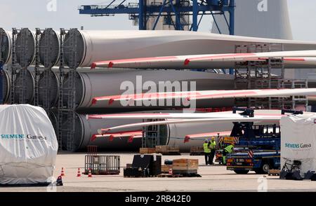 Rostock, Deutschland. 07. Juli 2023. Teile für Windturbinen werden im Überseehafen Rostock gehandhabt. Rostock Port wird seine Halbjahresergebnisse auf einer Pressekonferenz am 07.07.2023 vorstellen. In den ersten sechs Monaten dieses Jahres passierten 15,8 Millionen Tonnen Güter am Kai im Überseehafen von Rostock. Dies ist ein Anstieg von zehn Prozent im Vergleich zum Vorjahr. Die Zahl der beförderten Fährpassagiere stieg um fünf Prozent auf eine Million. Kredit: Bernd Wüstneck/dpa/Alamy Live News Stockfoto