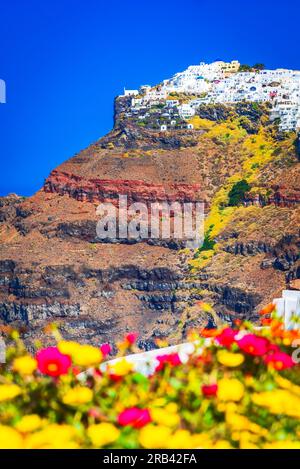 Santorin, Griechenland. Charmante Aussicht auf das Dorf Oia auf der Insel Thira, die Caldera in der Ägäis, Kykladen. Stockfoto