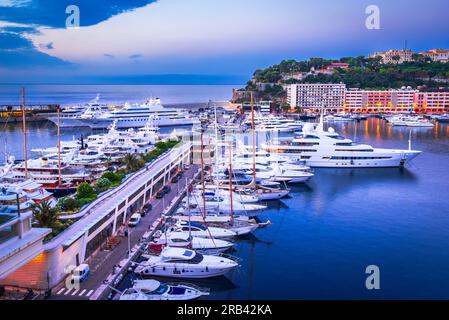 Monaco. Port de Monaco und Yachthafen, morgens bewölkte Dämmerung an der französischen Riviera. Stockfoto