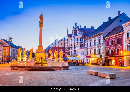 Maribor, Slowenien. Hauptplatz in der Dämmerung mit Pestsäule, slowenischer Reisescheinwerfer. Stockfoto