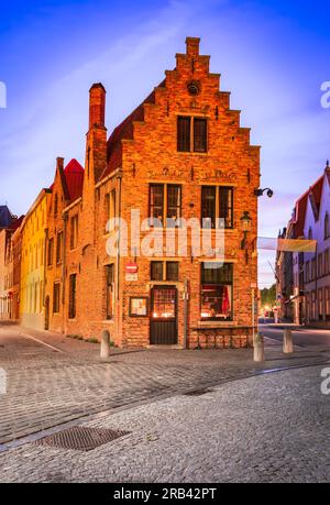 Brügge, Belgien. Idyllischer Blick auf das historische Stadtzentrum von Brügge mit der Mariastraat im wunderschönen goldenen Morgenlicht bei Sonnenaufgang, belgisch-Westflandern. Stockfoto