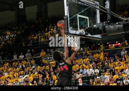 Edmonton, Kanada. 05. Juli 2023. Simi Shittu (F) von Calgary Surge (11) legt 2 Punkte in 2023 CEBL-Action in Spiel 3 der Schlacht von Alberta fest. Calgary Surge 83 - 91 Edmonton Stingers Credit: SOPA Images Limited/Alamy Live News Stockfoto