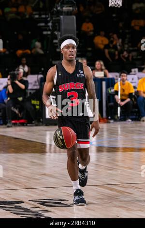 Edmonton, Kanada. 05. Juli 2023. Stefan Smith (G) von Calgary Surge (3) leitet das Spiel 2023 der CEBL in Spiel 3 der Schlacht von Alberta. Calgary Surge 83 - 91 Edmonton Stingers Credit: SOPA Images Limited/Alamy Live News Stockfoto