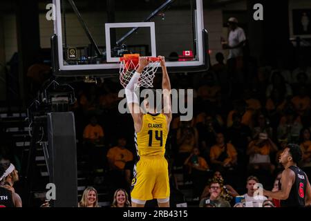 Edmonton, Kanada. 05. Juli 2023. Edmonton Stinger's (14) Brody Clarke (F) taucht in 2023 CEBL-Action in Spiel 3 der Schlacht von Alberta ein. Calgary Surge 83 - 91 Edmonton Stingers Credit: SOPA Images Limited/Alamy Live News Stockfoto