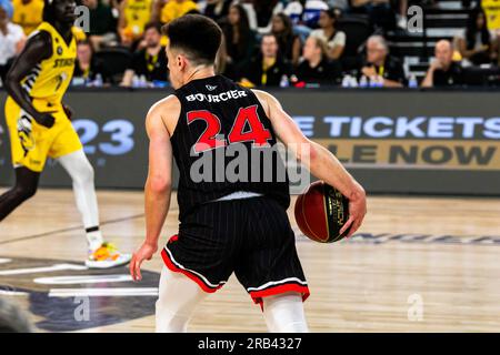 Edmonton, Kanada. 05. Juli 2023. Mason Bourcier (G) von Calgary Surge (24) arbeitet den Ball in 2023 CEBL-Action im Spiel 3 der Schlacht von Alberta auf dem Platz. Calgary Surge 83 - 91 Edmonton Stingers Credit: SOPA Images Limited/Alamy Live News Stockfoto