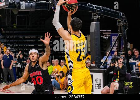 Edmonton, Kanada. 05. Juli 2023. Edmonton Stinger's (23) Isiah Osbourne (G) erzielt 3 Punkte in 2023 CEBL-Action im Spiel 3 der Schlacht von Alberta. Calgary Surge 83 - 91 Edmonton Stingers Credit: SOPA Images Limited/Alamy Live News Stockfoto