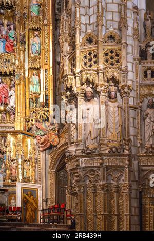 Säule mit Faqih von Toledo Skulptur am Hauptaltar der Kathedrale von Toledo - Toledo, Spanien Stockfoto