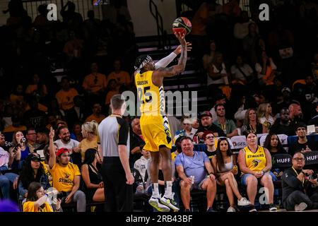 Edmonton, Kanada. 05. Juli 2023. Edmonton Stinger's (25) Shane Gibson (G) erhält 3 Punkte in 2023 CEBL-Action in Spiel 3 der Schlacht von Alberta. Calgary Surge 83 - 91 Edmonton Stingers (Foto: Ron Palmer/SOPA Images/Sipa USA) Kredit: SIPA USA/Alamy Live News Stockfoto