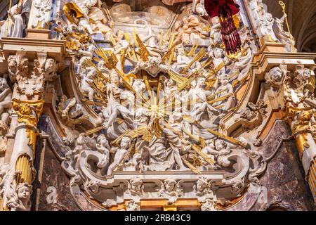 Detail des Altarstücks von El Transparente im Inneren der Kathedrale von Toledo - Toledo, Spanien Stockfoto