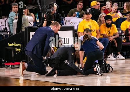 Edmonton, Kanada. 05. Juli 2023. Edmonton Stingers (12) Elijah Miller (G) wird von medizinischem Personal betreut, nachdem er während des Spiels 3 der Schlacht von Alberta in 2023 CEBL-Action seinen Knöchel gerollt hat. Calgary Surge 83 - 91 Edmonton Stingers (Foto: Ron Palmer/SOPA Images/Sipa USA) Kredit: SIPA USA/Alamy Live News Stockfoto