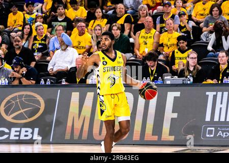 Edmonton, Kanada. 05. Juli 2023. Edmonton Stinger's (26) Geoffrey James (G) leitet den Verkehr in 2023 CEBL-Action im Spiel 3 der Schlacht von Alberta. Calgary Surge 83 - 91 Edmonton Stingers (Foto: Ron Palmer/SOPA Images/Sipa USA) Kredit: SIPA USA/Alamy Live News Stockfoto